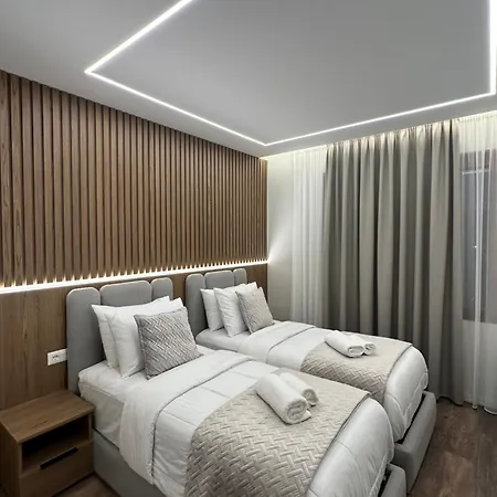 With Private Pool 别墅 Durrës