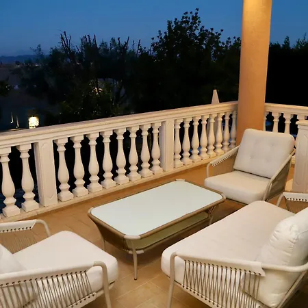 With Private Pool فيلة