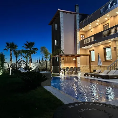 With Private Pool فيلة